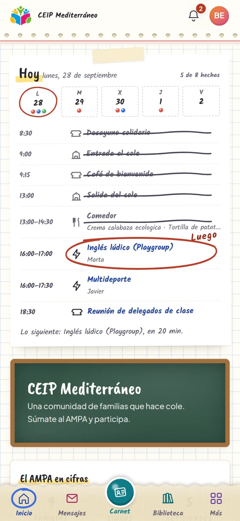 La portada de l'app de l'AMPA amb el tema Paper: l'«Avui» d'una família, amb el matí ratllat a llapis, el menjador amb el seu menú i la propera extraescolar encerclada en vermell
