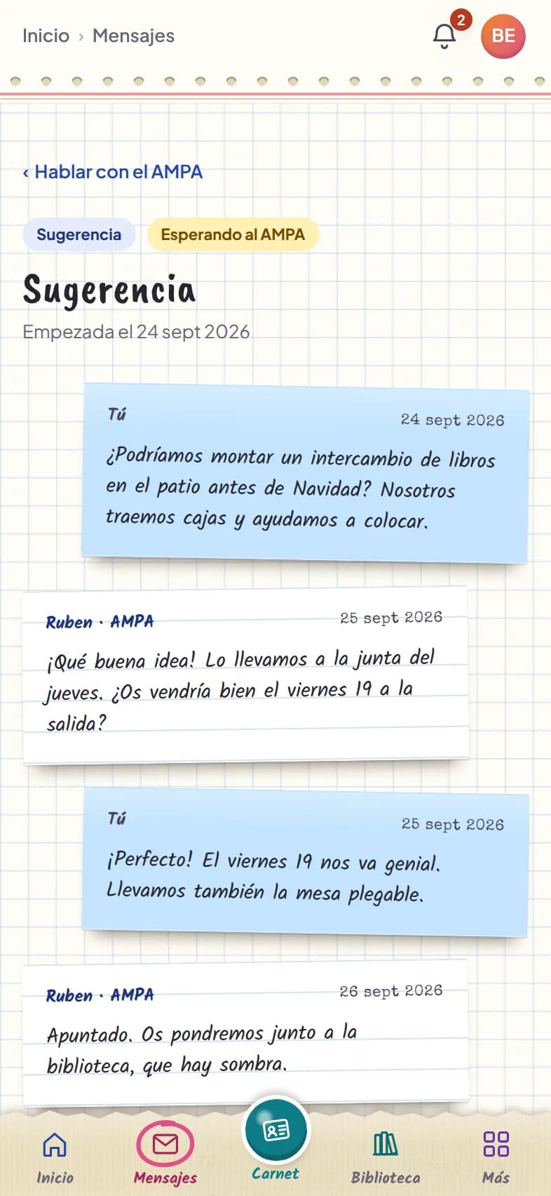 Una conversa d'una família amb l'AMPA a l'app: les notes de l'AMPA en paper pautat i les de la família en pòsit blau